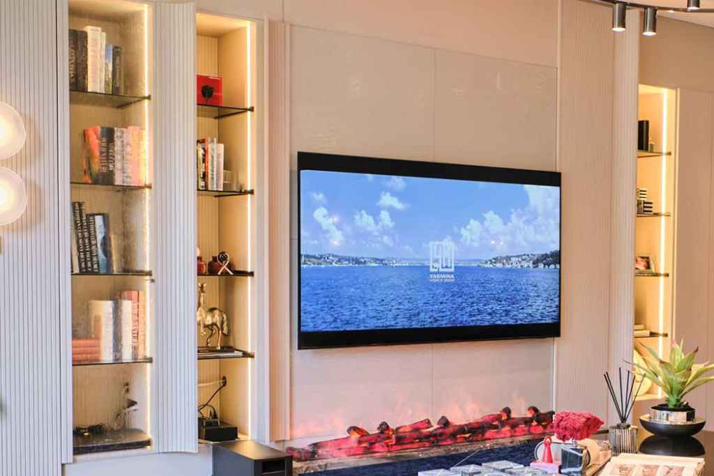 Minimal çerçeveli televizyon ve gömme dolap ile gizli led aydınlatma sistemi